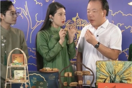 Cục trưởng Quản lý thị trường “lên sóng” livestream bán bánh Trung thu gây sốt cộng đồng mạng