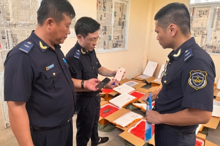 Hải quan bắt giữ 4.998 điện thoại và 2.550 giầy nghi giả nhãn hiệu