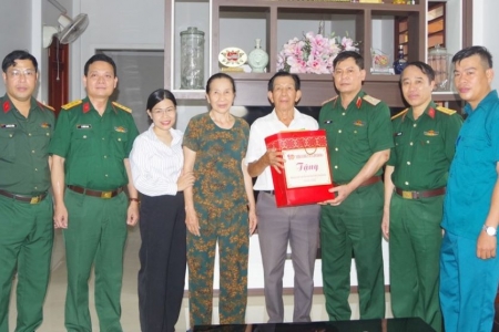 Lãnh đạo Quân khu 4 thăm, tặng quà gia đình chính sách, người có công tại Hà Tĩnh