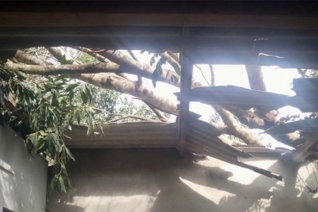 Hà Tĩnh: Lốc xoáy khiến nhiều nhà dân ở xã miền núi bị tốc mái