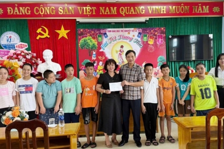 Sở Y tế Quảng Trị thăm, tặng quà trẻ có hoàn cảnh đặc biệt, trẻ khuyết tật,