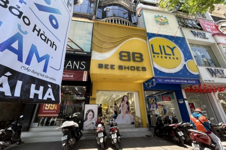 Bee Shoes bán nhiều giày dép nước ngoài không tem nhãn phụ Tiếng Việt, không xuất hoá đơn VAT cho khách hàng