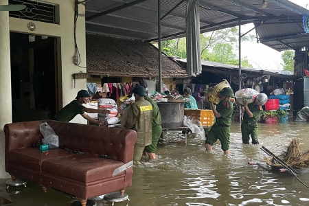 Bắc Ninh: Hàng trăm cán bộ, chiến sĩ quân đội, công an hỗ trợ Nhân dân khắc phục hậu quả bão số 11