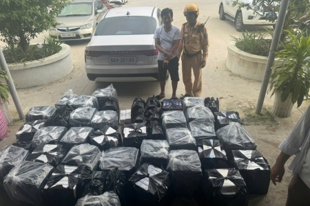 Công an Đồng Tháp bắt giữ ô tô chở hơn 11.000 bao thuốc lá lậu