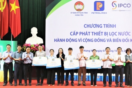 Petrolimex trao 1.100 bình lọc nước tới các hộ dân khó khăn, thiếu nước sạch tại Hưng Yên