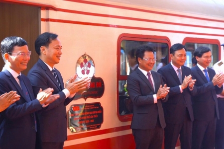 Đường sắt gắn biển công trình chào mừng Đại hội Đảng bộ Chính phủ