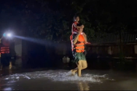 Bắc Ninh: Lực lượng vũ trang trắng đêm phối hợp ứng cứu hàng trăm hộ dân ra khỏi vùng nguy hiểm