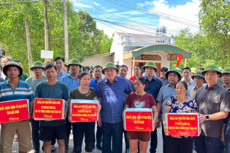 Phó Thủ tướng Thường trực Chính phủ Nguyễn Hòa Bình kiểm tra, chỉ đạo khắc phục hậu quả mưa lũ tại Bắc Ninh