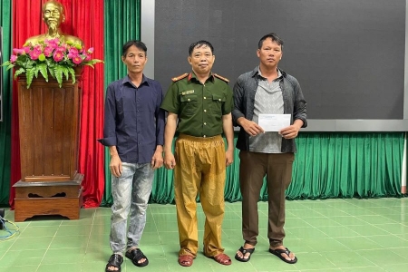 Quảng Trị: Tặng bằng khen cho 3 cá nhân dũng cảm vượt sóng dữ cứu 7 người trên tàu cá gặp nạn