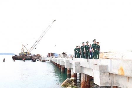 Thiếu tướng Hoàng Hữu Chiến kiểm tra tại Đồn Biên phòng Nam Du