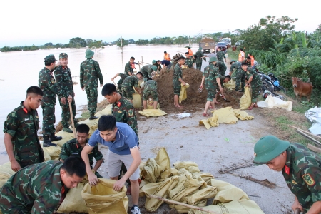 Bắc Ninh: Huy động lực lượng chống tràn đê tả Cầu