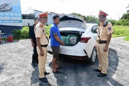 Đồng Tháp: Tạm giữ đối tượng vận chuyển 4.470 bao thuốc lá điếu nhập lậu