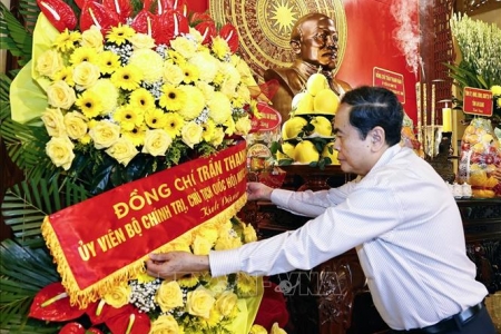 Chủ tịch Quốc hội Trần Thanh Mẫn dâng hương tưởng nhớ Chủ tịch Tôn Đức Thắng