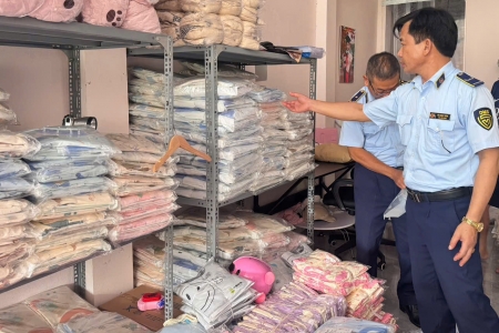Ninh Bình: Xử lý 2 cơ sở kinh doanh quần áo trẻ em không rõ nguồn gốc
