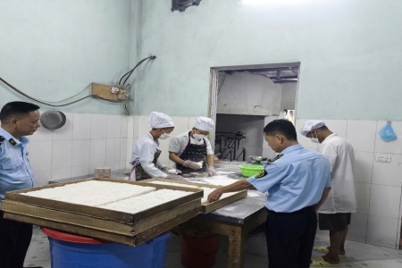 Lào Cai: Đội QLTT số 6 tăng cường kiểm tra, kiểm soát thị trường, bảo đảm ATTP và quyền lợi người tiêu dùng