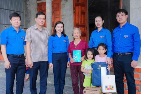 Trung ương Đoàn sẻ chia khó khăn với bà con Hà Tĩnh sau bão số 10