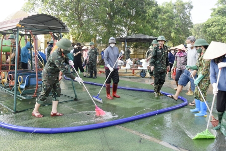 Bắc Ninh: Hơn 1.000 người tham gia tổng vệ sinh môi trường sau lũ ở xã Tam Giang