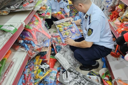 Đội QLTT số 6 Cao Bằng: Thu giữ gần 1.000 sản phẩm bánh kẹo, đồ chơi trẻ em nhập lậu