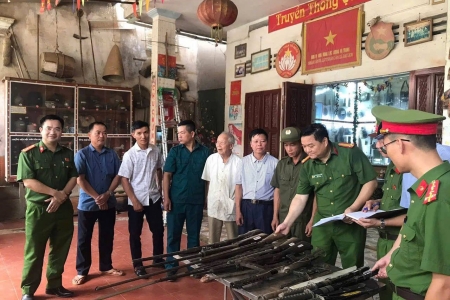 Công an tỉnh Lào Cai đẩy mạnh cao điểm vận động thu hồi vũ khí, vật liệu nổ, công cụ hỗ trợ và pháo