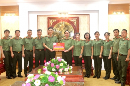 Tặng 800 triệu đồng hỗ trợ công an 4 tỉnh Bắc Ninh, Lạng Sơn, Cao Bằng và Thái Nguyên khắc phục hậu quả bão lũ