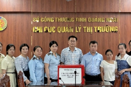 Chi cục QLTT tỉnh Quảng Ngãi quyên góp ủng hộ đồng bào vùng bão lũ