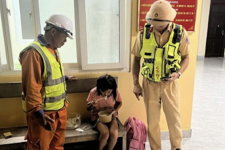 Bé gái mồ côi vào viện thăm bà, lúc về đi lạc trên cao tốc đến nửa đêm