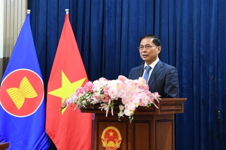 Phó Thủ tướng Bùi Thanh Sơn gặp gỡ cán bộ, nhân viên Đại sứ quán Việt Nam tại Liên bang Nga