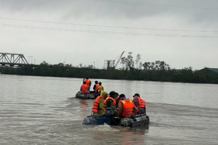 Đã tìm thấy thi thể 3 bố con nhảy cầu Bến Thủy xuống sông Lam