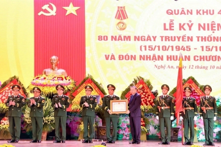 Quân khu 4 nhận Huân chương Hồ Chí Minh nhân dịp kỷ niệm 80 năm Ngày truyền thống