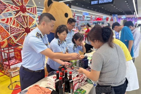 Lào Cai: Đội QLTT số 9 tuyên truyền pháp luật và hướng dẫn phân biệt hàng thật – hàng giả