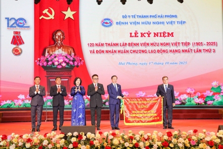 Bệnh viện Hữu nghị Việt Tiệp đón nhận Huân chương Lao động hạng Nhất lần thứ 3