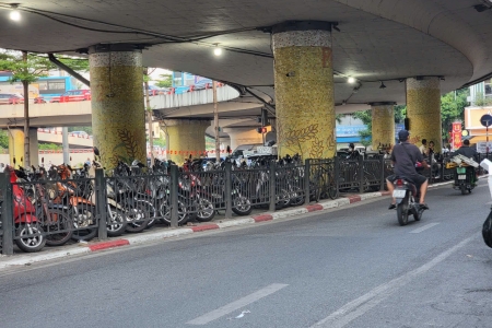 Yêu cầu xử lý nghiêm việc lấn chiếm gầm đường bộ làm bãi trông giữ xe trái phép