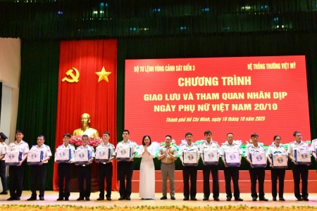 Đoàn đại biểu Hệ thống trường Việt Mỹ thăm, giao lưu và tặng quà cán bộ, chiến sĩ Vùng Cảnh sát biển 3