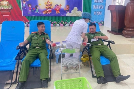 Hà Tĩnh: Ba chiến sĩ Công an kịp thời hiến máu cứu bố đồng đội qua cơn nguy kịch