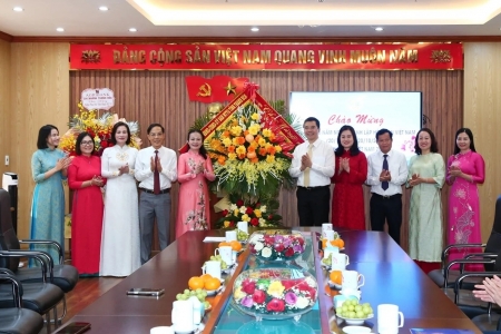 Phó Bí thư Thường trực Tỉnh ủy Thanh Hóa chúc mừng Hội Liên hiệp phụ nữ tỉnh