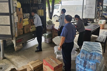 QLTT Phú Thọ chặn bắt xe tải vận chuyển hàng lậu: Thu giữ gần 1.000 sản phẩm không rõ nguồn gốc