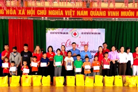 Hội Chữ thập đỏ lạng Sơn trao quà cho học sinh và hộ khó khăn xã Quan Sơn