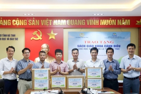 Hà Tĩnh: Gần 30.500 bản sách Cánh diều đến với trường học vùng lũ