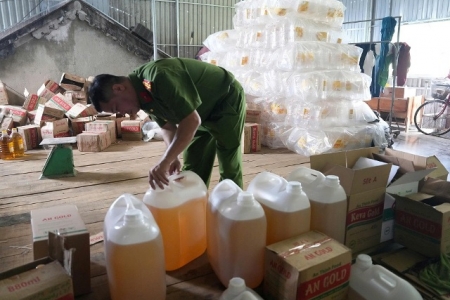 Nghệ An: Bắt Giám đốc Công ty An Thịnh Food vì sản xuất, buôn bán hơn 2,7 triệu lít dầu ăn giả