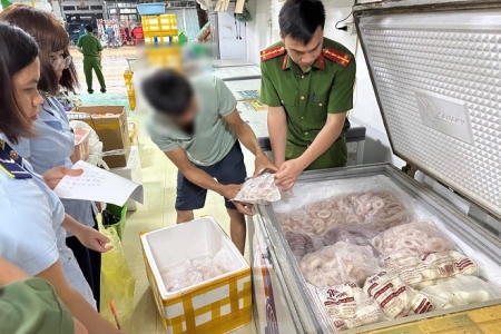 Phú Thọ: Công an xã Lạc Sơn phối hợp kiểm tra hoạt động kinh doanh thực phẩm