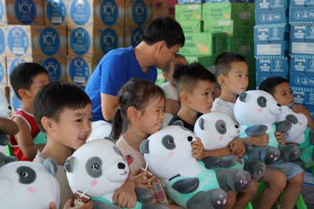  Hàng trăm nghìn sản phẩm dinh dưỡng Vinamilk được trao tặng cho bà con vùng bão lũ