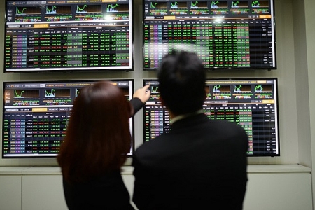 Nhận định chứng khoán 22/10: VN-Index giằng co quanh vùng cân bằng, thị trường chờ tín hiệu dòng tiền mới