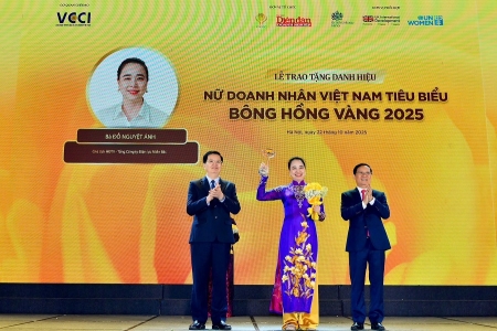 Chủ tịch HĐTV EVNNPC Đỗ Nguyệt Ánh nhận danh hiệu “Bông hồng Vàng 2025”