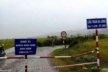 Nhiều khu vực ở Quảng Trị ngập sâu, sạt lở do ảnh hưởng bão số 12