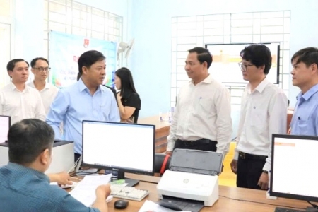Bí thư Tỉnh ủy Đắk Lắk kiểm tra trung tâm phục vụ hành chính công hai địa phương