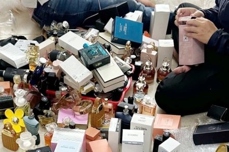 Triệt phá đường dây sản xuất gần 20.000 chai nước hoa giả thương hiệu nổi tiếng