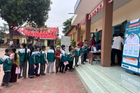 Bệnh viện Mắt Hà Nội 2 khám mắt miễn phí cho học sinh vùng lũ tại Thái Nguyên