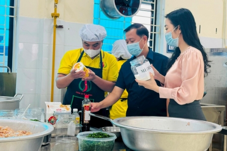 Hà Nội: Kiểm tra đột xuất công tác tổ chức bữa ăn bán trú trên địa bàn xã Quảng Oai