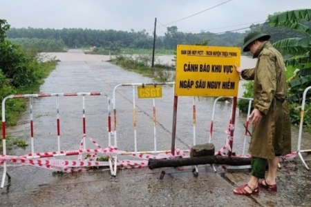 Mưa lớn kéo dài gây ngập sâu, chia cắt nhiều khu vực ở Quảng Trị