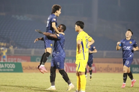 Sông Lam Nghệ An lỡ cơ hội trên sân nhà, thất thủ trước Đông Á Thanh Hóa